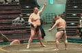 「進撃の巨人みたい」「感覚バグる」大相撲で衝撃の“身長差”対決 ファン困惑