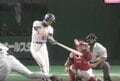 どこまで飛ぶ…！？ 最強打者・イチロー、美しい神スイング→衝撃の“バックスクリーン弾”！ ルーキー上原浩治に“格の違い”を見せる一撃【オールスター名場面】