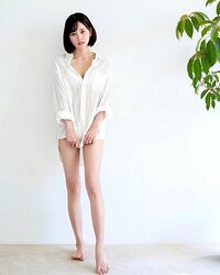 「なんて美脚」「色っぽ過ぎ」「足長」兒玉遥、スタイル際立つ白シャツ姿に称賛の声