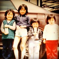 有吉弘行、モデルのような幼少期の美脚ショットを披露 「めっちゃスタイルがいい」「足長～い」と反響