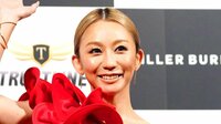 倖田來未 180度開脚したストレッチ姿披露