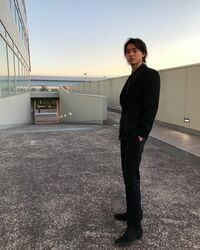 「やばいやばいかっこ良すぎる」山崎賢人、久々の全身オフショットにファン歓喜