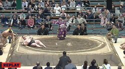 瞬時に裁く相撲の「行司」　大きな力士を制する進行役