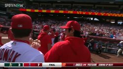 「大谷翔平、ありがとう！」「お疲れ様！」シーズン最終戦を終え、チームメイトと今季の戦いをねぎらう一コマ