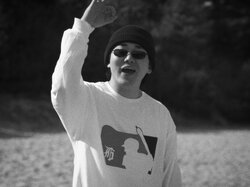 千葉の東葛エリアを拠点に活動するNE Da Murakami（エヌイダムラカミ）が、今年リリース予定のEPより新作MV 『おしまい』を公開！！