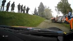 こんなところで…世界最速ラリー車が民家の柵を“なぎ倒して”マシン大破 「コドラ側こわ」恐怖のオンボードに視聴者戦慄