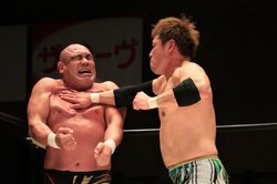 音も腫れ方も尋常じゃない…藤田和之、ノア王者・潮崎のチョップに悶絶 タイトル前哨戦で勝利も