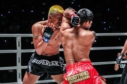 ロッタン、戦慄の“縦ヒジ”で大流血に追い込むも…体重超過のスーパーレックに判定負け「これはさすがに可哀想」同情の声も 武尊観戦も“予期せぬ”敗戦に肩を落とす