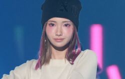 “伝説のキャバ嬢”から社長に転身・ひめか、セクシーな網タイツ姿に反響「美脚すぎる！」笑顔封印でクールに振舞う