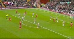 「打つ前のモーションがカッコよすぎる」リバプール遠藤航が右足を振り抜いて豪快ミドルシュートを炸裂した瞬間　鬼の波状攻撃！エリア外から積極的にゴールを狙う