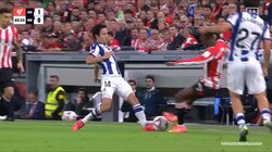 外に出ろ！久保建英に大ブーイング！足を踏みつけられて転倒悶絶も直後の“頭脳プレー”に相手サポーターが大騒ぎ