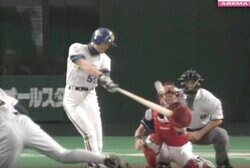 どこまで飛ぶ…！？ 最強打者・イチロー、美しい神スイング→衝撃の“バックスクリーン弾”！ ルーキー上原浩治に“格の違い”を見せる一撃【オールスター名場面】