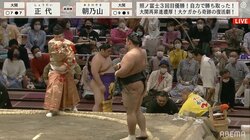 千秋楽結びの一番で館内ヒヤリのアクシデント 行司が土俵下に落下で急遽「代打」が勝ち名乗り