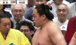霧島に惜敗の琴栄峰、物言い最中に兄・琴勝峰と感動の光景 心配して歩み寄り…「エモすぎ」「可愛かった」ファンほっこり