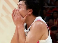 【バスケ中国戦】「どこがファウルやねん！」富永啓生ビックリの“不可解ジャッジ”にネット疑問…「キックボールだわ」「可哀想すぎる」