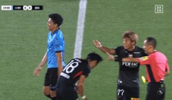 「レッドカードだろ」「妥当な判定」Jリーグの“DOGSO未遂”でファン大論争！川崎DFが浦和FWを引っ掛けた瞬間「ハーフウェーラインだし」「ファウルなければ決定機」