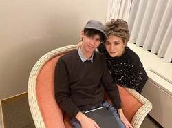  デヴィ夫人、身長181cm超えの孫との北海道での2ショットを公開「楽しそう」「かわいい」の声 