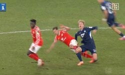 「正直マジでいらない」武闘派選手、わざと狙った？“危険タックル”で退場　解説者も呆然…足首を踏み抜いたラフプレー