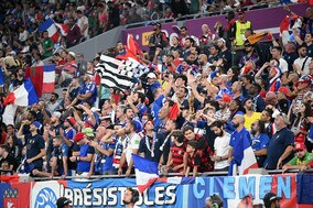 「日本人に感謝」フランス代表サポーターもスタジアムでゴミ拾い！ FIFAが引用したツイートにファン反響「大いなる一歩だ」【W杯】