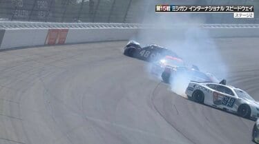 ナスカーボンネットフード 実車　NASCAR ナスカーで異例“赤旗”11分31秒の中断…ボンネットが折れ曲がるほどの