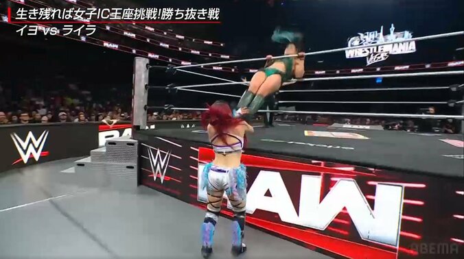 日本人女子レスラー、場外で吹っ飛んで大開脚 「凄い受け」「プロレス脳が違う」驚きと称賛 2枚目