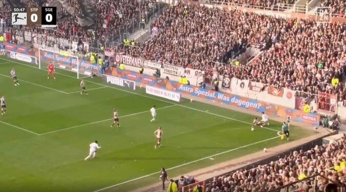 「どんだけ走るん？」安藤智哉、爆速スライディング→ボール奪取の瞬間「ゴツすぎる」トップスピードで的確カバー＆ファウルを誘う好守備 5枚目