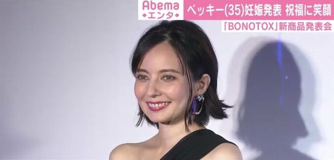 ベッキー、妊娠発表後初の公の場で笑顔「引き続き、安全第一健康第一で」 1枚目
