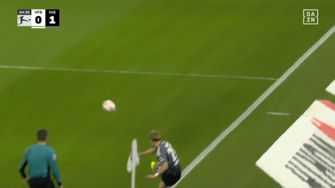 「キック精度まじで高いな」堂安律、“完璧クロス”でゴラッソをアシスト！「めっちゃ良いボール」CKからヘディング弾をお膳立てした瞬間 4枚目