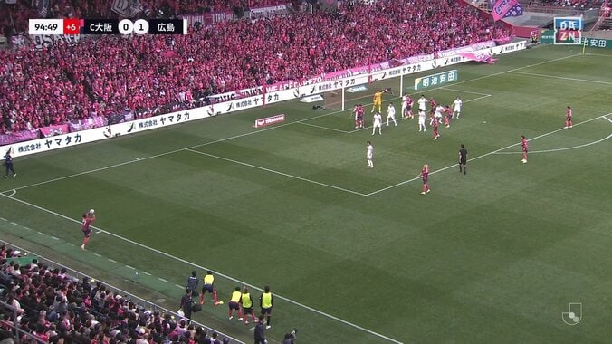 「えっぐいゴラッソ」191cm大型FWの“豪快オーバーヘッド弾”にファン驚愕「これはもうズラタン」守備陣呆然の圧巻バイシクルシュート 3枚目