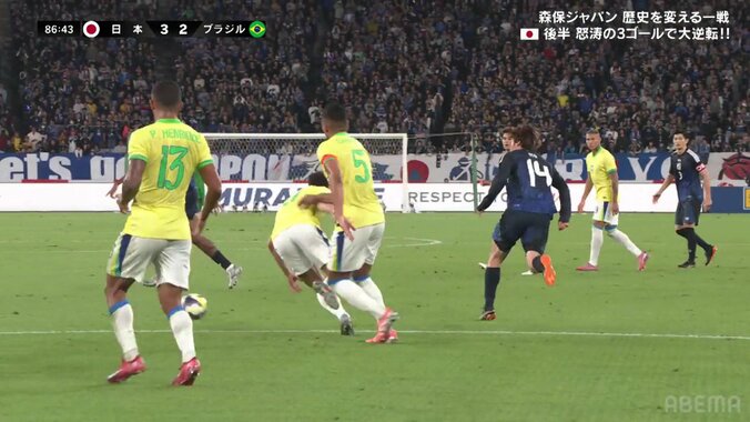 衝撃！伊東純也、ブラジル代表2人の間を真っ向からぶち抜く異次元のドリブル！「ネイマールいるやん」「イナズマ見えた」 4枚目