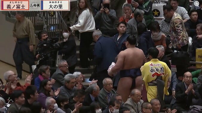 胸を張って東の花道を下がっていく義ノ富士