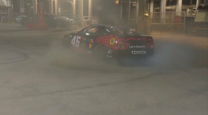 「運転すげぇ」プロレス会場に爆音のTOYOTA車が降臨 “ど派手＆圧巻”のドラテクにファン興奮 4枚目