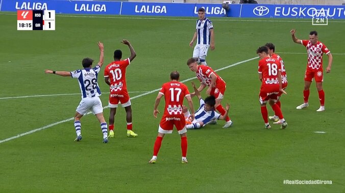 「やっとファウル取ってくれた！」久保建英“PK獲得”にファン歓喜「頑張りが実った」「実質タケの1点」巧妙ボール回収でファウル誘発の瞬間 2枚目