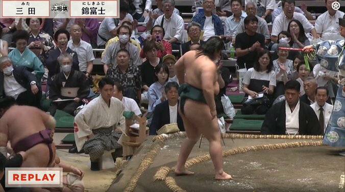 元関脇・栃煌山の清見潟親方の背後に山口いづみさん