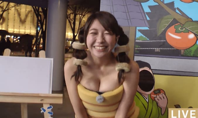 美人気象予報士、胸元セクシーなバウムクーヘン・コスプレで視聴者を魅了 1枚目