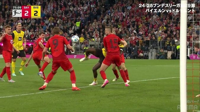 アニメかよ！相手DFに体を預けて反転しながらのセルフボレーシュート炸裂！「コントロールえぐい」「ギラシやばし」脅威の身体能力にスタジアム騒然！ 3枚目