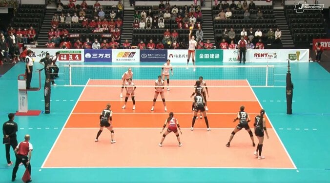 ネットを越えると回転を止めて急失速、急落下