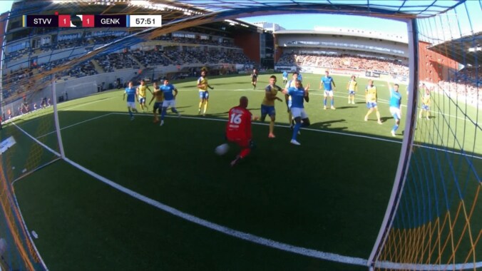 衝撃！ 伊東純也、直接FKで２試合連続ゴール「めちゃくちゃいい弾道」GK小久保玲央ブライアンの牙城を破る サポーター暴動で17分間中断と試合は大荒れ… 2枚目