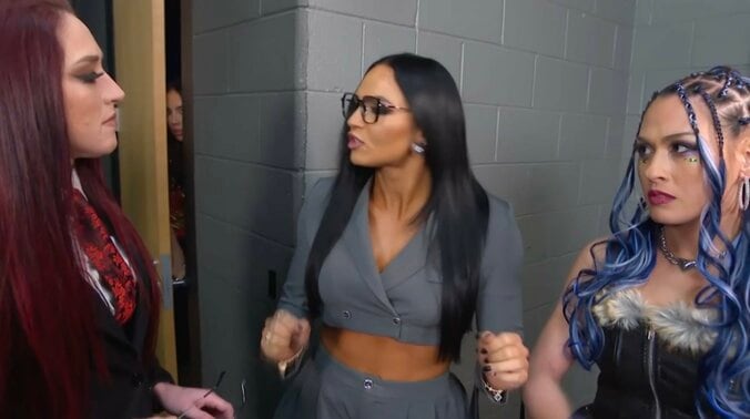 ドアの向こうにひっそりと隠れるチェルシー・グリーン（写真左から2番目）