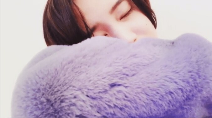 山崎紘菜、もこもこファーに顔スリスリ「史上最強に可愛い動画」とファン悶絶 2枚目