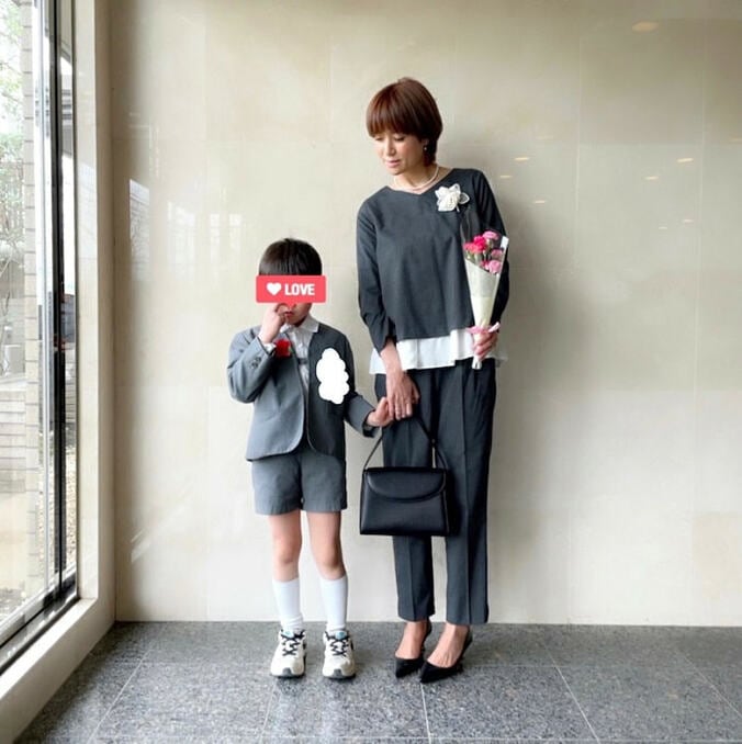 hitomi、卒園式で着たファッションを公開「ゆるっとしたラクな感じ」 1枚目