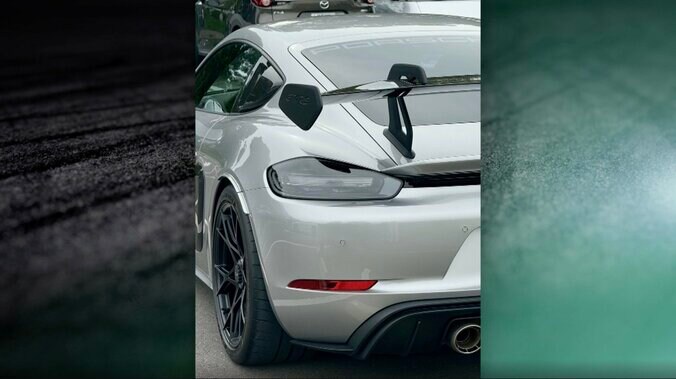 マギー、最新愛車が「目立って仕方ない」 「911じゃないのがガチ」なポルシェ披露し話題「やべぇ、バーもはいってる」 4枚目