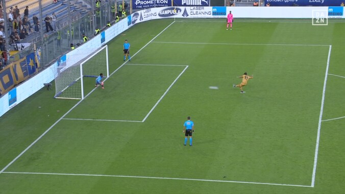 スタジアム騒然！ 鈴木彩艶、殊勲のPKストップ「チームを救った」「PKも強くなったのかよ」シュートを完璧に読み切った瞬間 3枚目