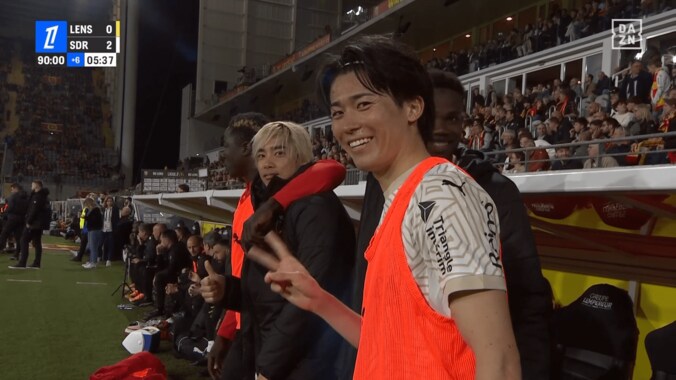 「公式いい仕事してるわ」「最強の癒しきた」中村敬斗＆伊東純也のにっこにこオフショットが話題沸騰「なにこれ可愛いんだけど」中村の呼びかけに伊東がはにかみサムアップ 5枚目