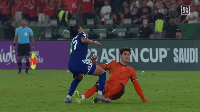 “連続危険行為”の中国代表FWが「荒すぎ」日本代表MFの足を“削る”タックル「赤だろ」「は？ファウルすらないん？」ファン激昂【U23アジアカップ】 4枚目