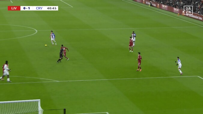 鎌田大地がリヴァプール守備陣を引き裂く！“ほぼアシスト”の高精度パスが話題「これがクリスタルキングよ」「めちゃくちゃ良い」 4枚目