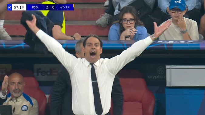 「何キレてんねん」インテル指揮官、情熱爆発の“謎ジェスチャー”が話題「ミスタービーンのような動き」ファウルに激昂?→イエローカードをもらった瞬間 5枚目