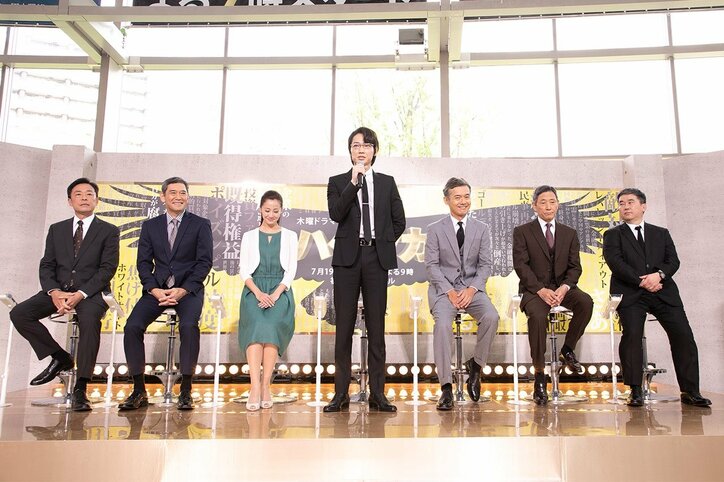 ドラマ「ハゲタカ」で最強の企業買収者を演じる綾野剛、コンビニでは“うどん買い占め？”