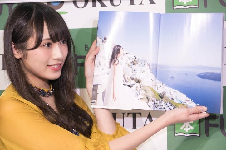 「白石麻衣は憧れの存在」欅坂46・渡辺梨加、水着姿も披露した初のソロ写真集は初版10万部