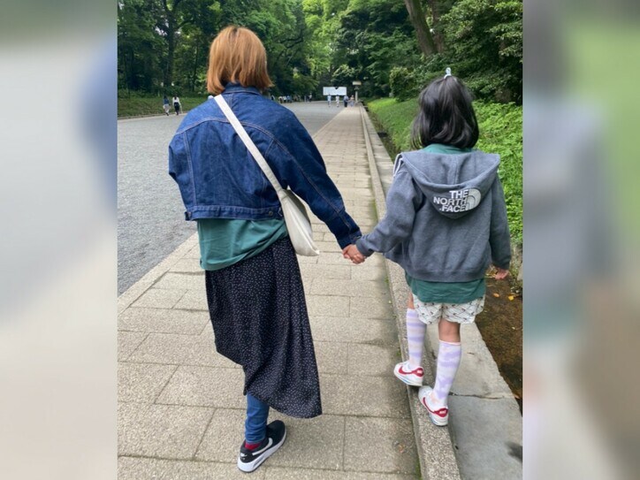 【画像】手をつなぎ歩くタケトの妻と娘